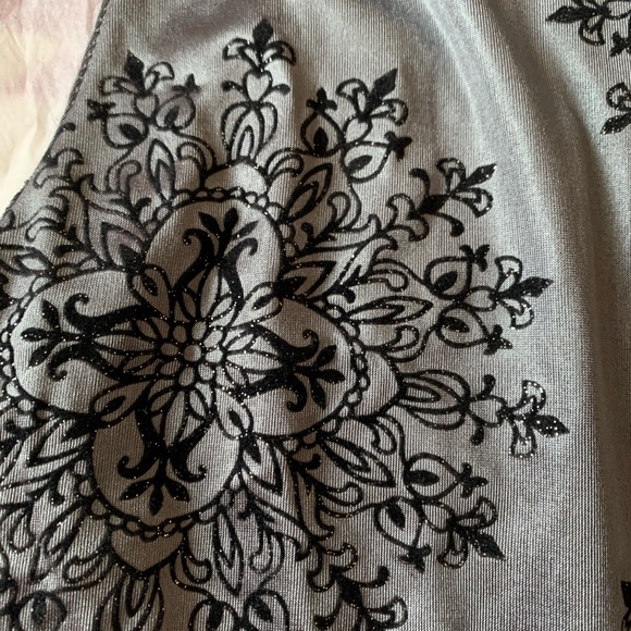 🍉Leggings EUC, M shimmering pewter with flocked black snowflake design Seduction - Picture 2 of 4